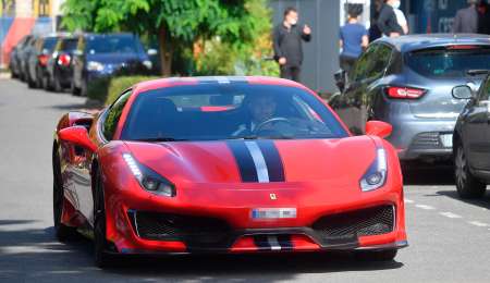 Leandro Paredes con su nueva Ferrari 488 Pista