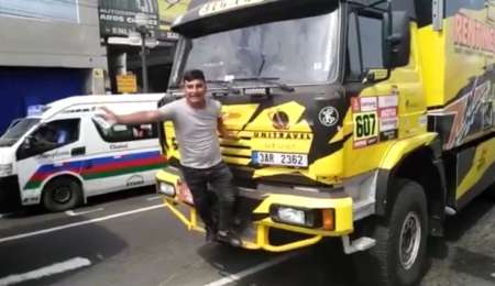 Dakar: posó para la foto y le arrancó la parrilla al camión