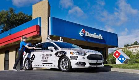 Un auto que reparte pizza solo