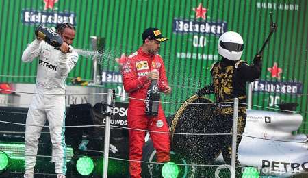 Sebastian Vettel molesto con el podio en México