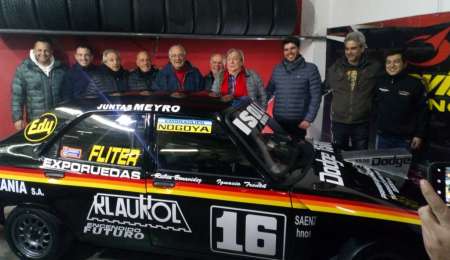 Presentaron la réplica de un auto que hizo historia