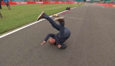 Johnny, dedicate a manejar...