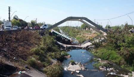 Impactante: se derrumbó un puente con un camión en Tucumán
