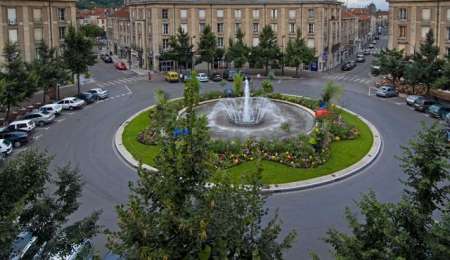 Fue detenido tras dar 17 vueltas en una rotonda