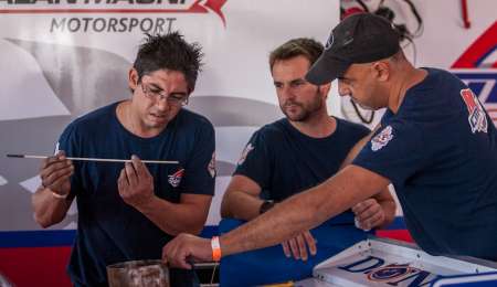 Crespi trabaja en el auto de Catalán Magni