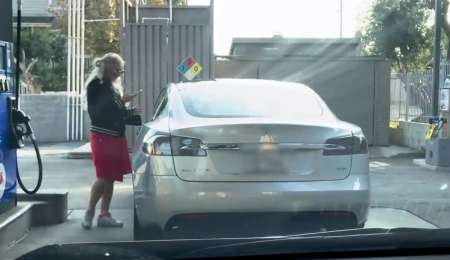 Una mujer quiso cargar nafta ¡en un auto eléctrico!