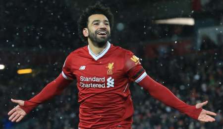 Liverpool multó a Salah por manejar con el celular