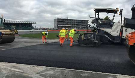 Silverstone mete cambio