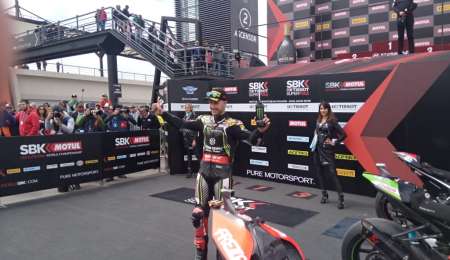 Jonathan Rea pisó fuerte en la Superpole Race