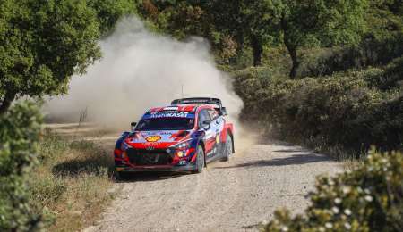 Tänak comenzó con el pie derecho en Italia