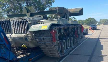 Un tanque de guerra apareció abandonado en una autopista