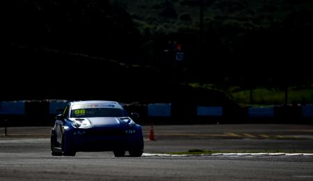 Urrutia festejó de local en el TCR South America 