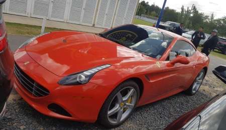 Tevez llegó a la práctica de Boca con una Ferrari
