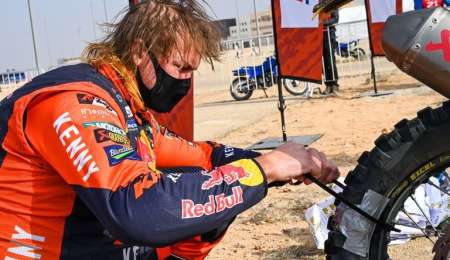 Arregló la cubierta con precintos, llegó  y pelea por el Dakar