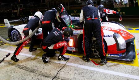El Toyota de López sorteó la noche y encara el final de Le Mans como líder