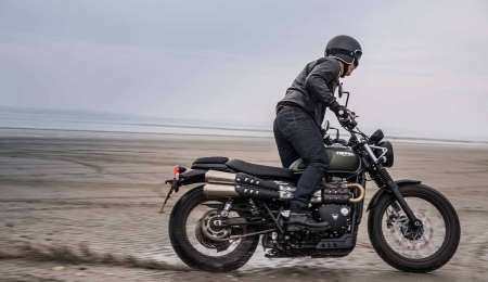 Carl Fogarty se pone áspero con una Triumph Street Scrambler