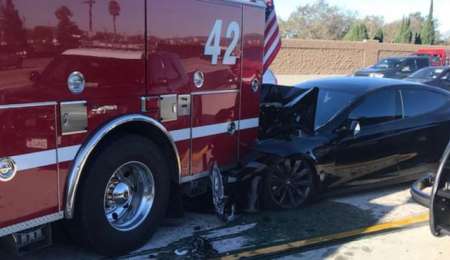 Lo puso en piloto automático y chocó contra un camión de bomberos