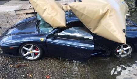 Discutió con un policía y tiró la Ferrari al agua