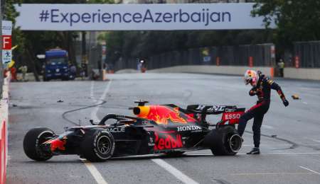 ¡Golpe de escena! Verstappen pinchó y perdió la carrera en Azerbaiyán