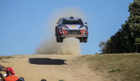 Neuville voló en Cerdeña y derrotó al campeón Ogier