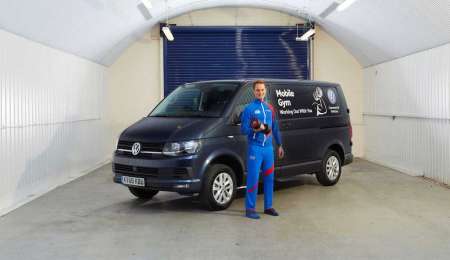 Volkswagen y una camioneta que a su vez es un gimnasio