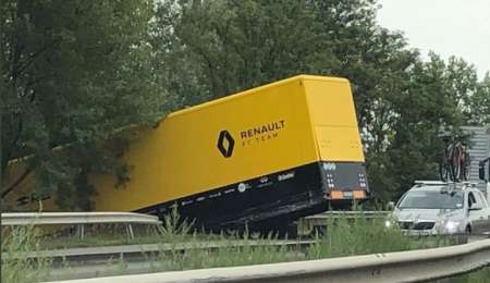 Un camión de Renault F1 se accidentó camino a Budapest