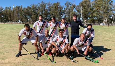 Es piloto de TC y ahora también jugador de hockey