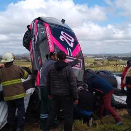 Se pegó, el auto quedó colgado, lo repararon y ganó