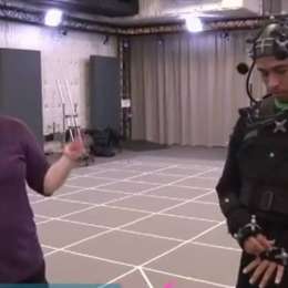 Lewis se presta al juego