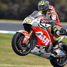 Crutchlow aprovechó y ganó