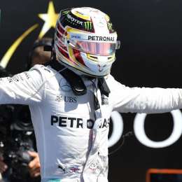 Hamilton los mira de arriba