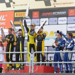 El podio de los 200 km, lleno de ganadores