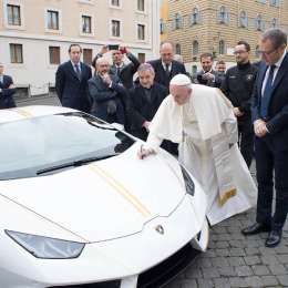 Le regalaron un Lamborghini al Papa, pero lo subastará para caridad