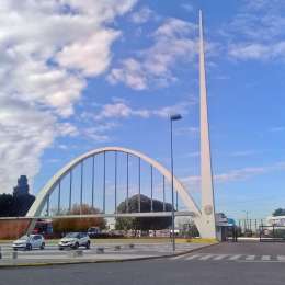 ¿Qué significa el arco del autódromo de Buenos Aires?