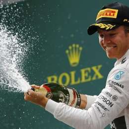 Rosberg gana y se acerca