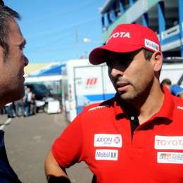 Con la mirada en los neumáticos