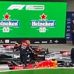 Bajaron a Hamilton; multa para Verstappen