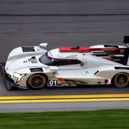 "Pechito" gira en Daytona junto a Jimmie Johnson