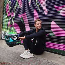 Mick Schumacher y su renovado casco para 2022