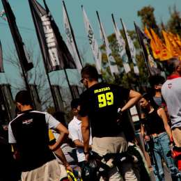 ¿En qué se destacan abajo del auto?