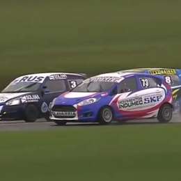 Tres a la par bajo la lluvia