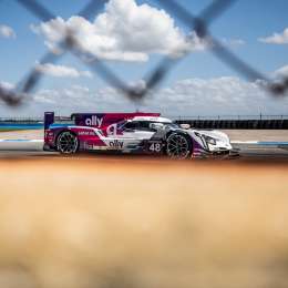 El Cadillac de López, cerca del podio