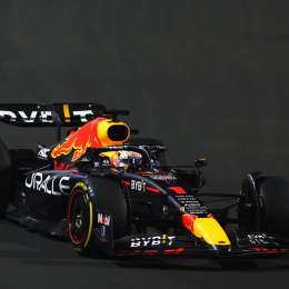 Verstappen pudo con Leclerc y ganó en Arabia Saudita
