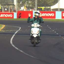 Vettel, multado por volver a boxes en moto