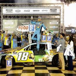 Kyle Busch se iluminó en la tierra