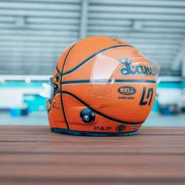 Norris y el casco más original