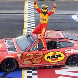 Nascar: Logano ganó con polémica en Darlington
