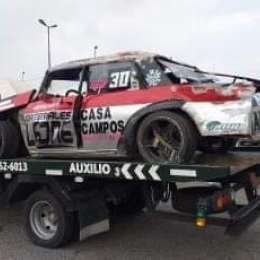 Volcó y hace una rifa para recuperar el auto