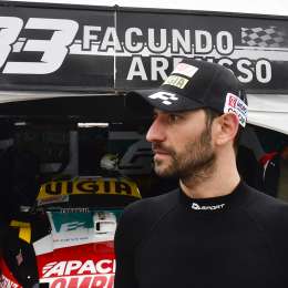 Ardusso y una atenta mirada a su Chevrolet