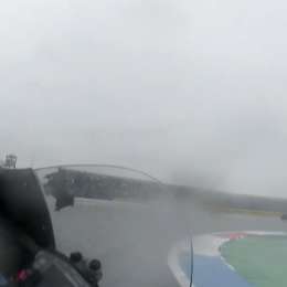 ¡A fondo y bajo la lluvia! Impactante a bordo en Assen